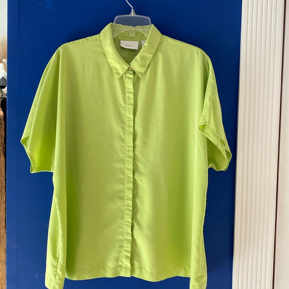 Chico’s no iron shirt; size 2 (L); 8 buttons; small pull on front, (pic), UGC